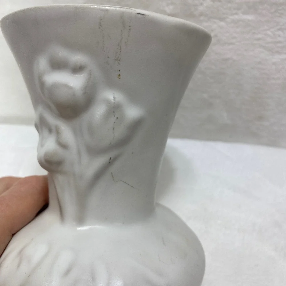 VTG Van Briggle‎ Signed White Cream Ceramic Vase Embossed Tulip  *READ